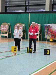 Irmgard Lange Hauck mit ihrer Silbermedaille (links)