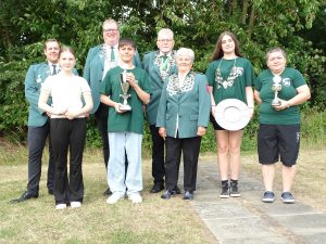 Vier Schützenkönige und vier Schützenköniginnen der Schützengesellschaft Söhlde stehen in zwei Reihen und präsentieren ihre Trophäen.